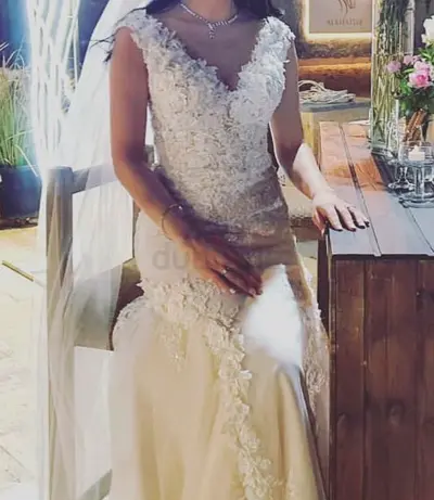 Lace Appliqué Fitted Wedding Dress with V-Neck and Train for sale one time use , small size