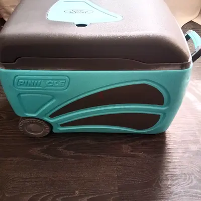 Wheeled Pinnacle Portable Cooler Box - Good Condition