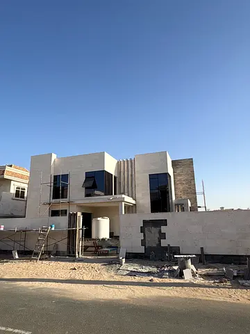 فيلا  بتصميم عصري خاص ومساحات بناء واسعة، صُممت بعناية فائقة لتجمع بين الفخامة والعملية.