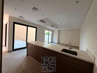 تاون هاوس أنيق مكوّن من 3 غرف نوم مع غرفتي ماستر للإيجار في مدينة الشارقة المستدامة