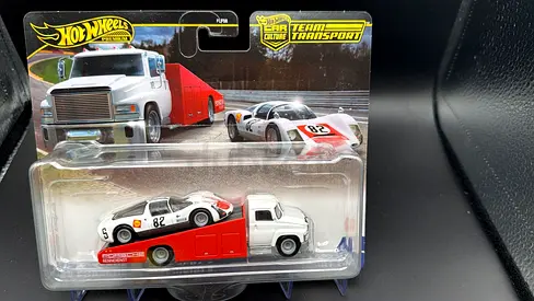 Hot Wheels Car Transporter with Porsche Race Car - New in Pack