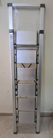 Light weight folding step Ladder