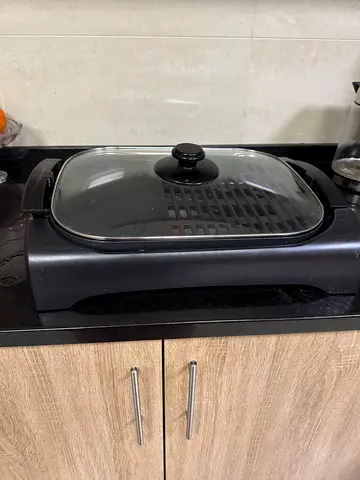 Electric Indoor Grill / Griddle with Glass Lid - Used
