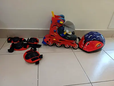 Kids adjustable inline skates with helmet and pads - 35 to 39 sgize adjustable