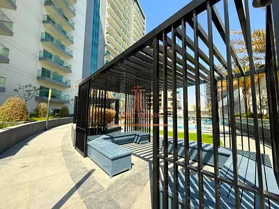 Corner Unit| Vacant| Spacious