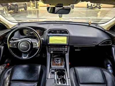 2019 Jaguar F-PACE photo 8