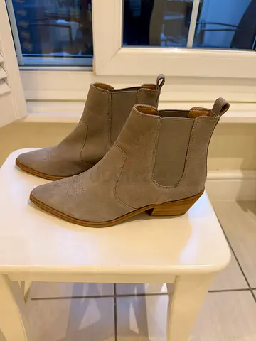 Beige suede Chelsea ankle boots, barely worn