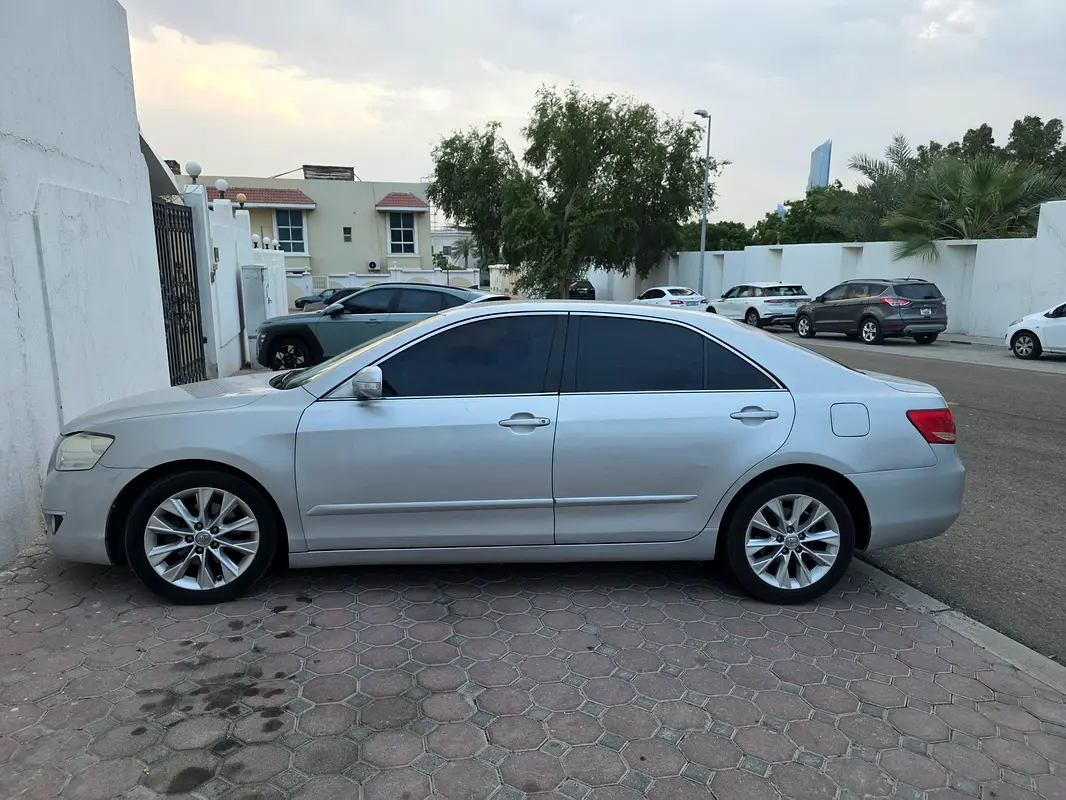 Toyota Camry 2010 — photo 1 of 6