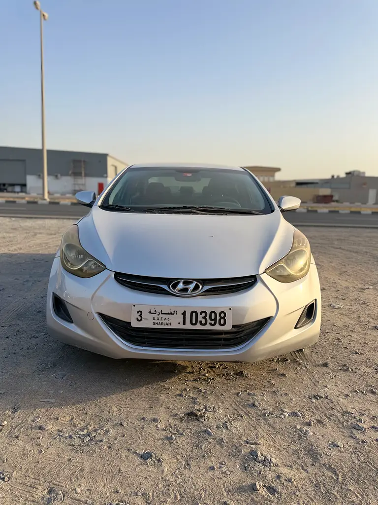 Hyundai Elantra 2012 — photo 1 of 10