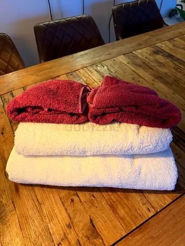 Set of 2 white bath towels + 2 burgundy hand towels - perfect  condition