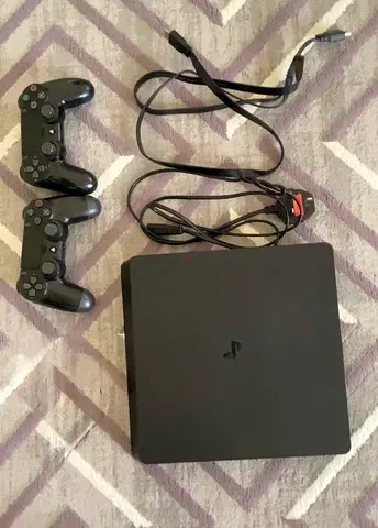 PS4 Slim 1TB بحالة ممتازة ونظيف جداً، شغال 100% بدون مشاكل.
معه يدين أصليتين + جميع الأسلاك كاملة.