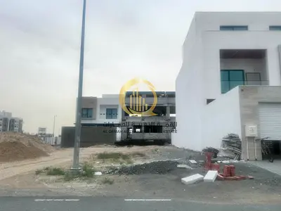 للبيع ارض سكنية في مدينة تلال تملك حر لجميع الجنسيات بمساحة 3150 قدم تصريح ارضي و اول ونصف السطح موقع مميز في زون D قريب على الحديقة و المسجد سعر مميز
