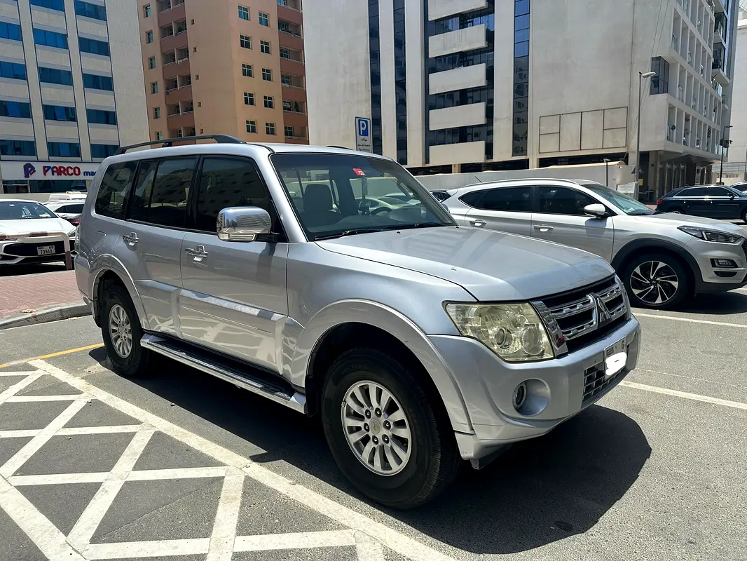 Mitsubishi Pajero 2012 — photo 1 of 16