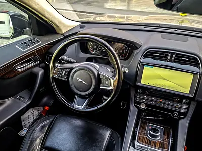 2019 Jaguar F-PACE photo 9