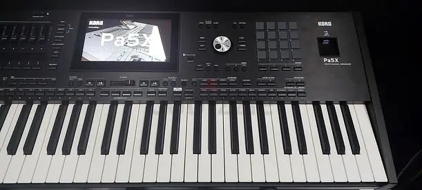 korg 5x Used 61-Key Workstation Keyboard/Synthesizer with Touchscreen and Built-in Speakers