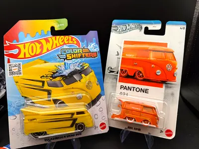 Hot Wheels Volkswagen Mini Bus (Color Shifters + Pantone Orange) - New