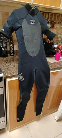 Billabong short-sleeve wetsuit - size small (good condition)