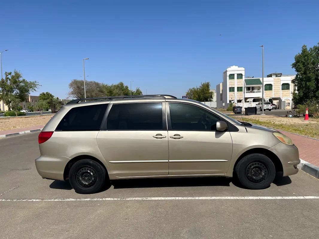 Toyota Sienna 2004 — photo 1 of 4