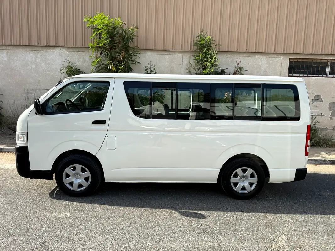 Toyota Hiace 2010 — photo 1 of 6