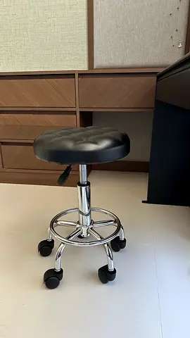 Adjustable piano stool