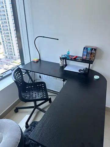 Black L-shaped desk payed 300 aed(2 available)