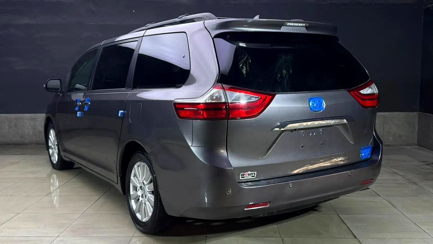 Toyota Sienna 2017 — photo 1 of 15