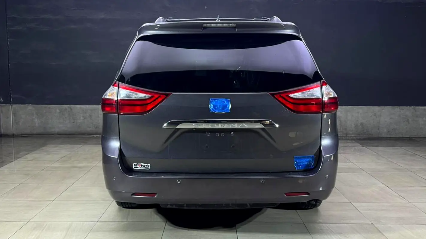 Toyota Sienna 2017 — photo 1 of 19