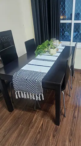 Dining table with 4 chairs for 100dhs