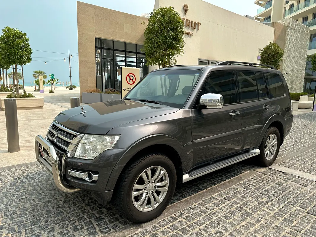 Mitsubishi Pajero 2015 — photo 1 of 9