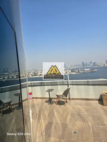 شقة فاخرة بمساحات واسعة داخل تاور راقي مع جيم ومسبح مجاني وخدمات متكاملة في أبراج الأورينت عجمان