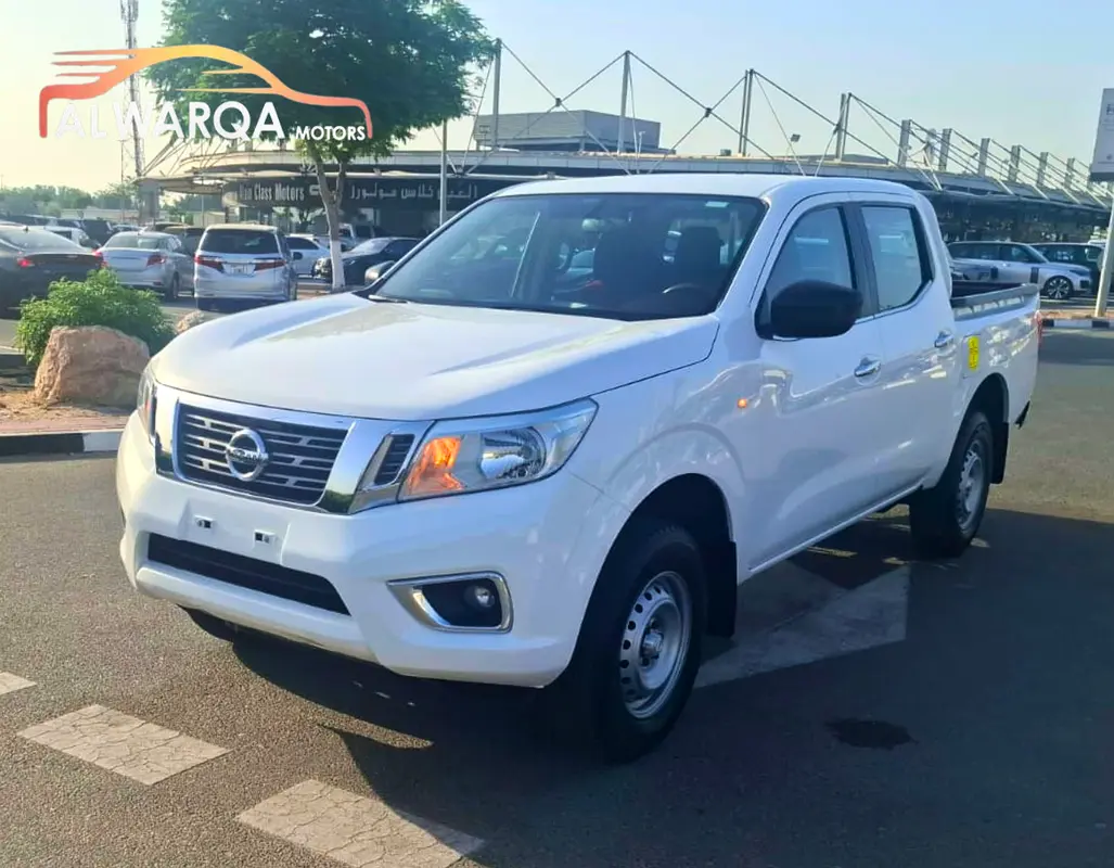 Nissan Navara 2022 — photo 1 of 17