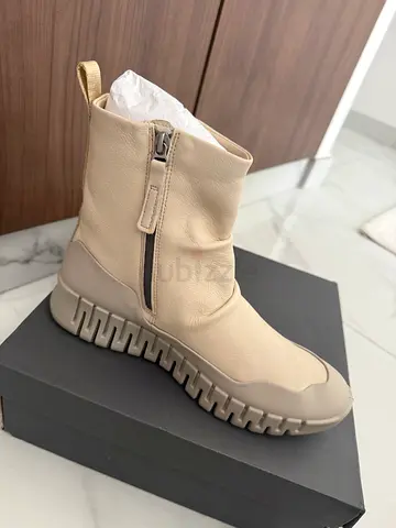 Beige leather ankle Ecco boots with chunky sole, size likely EU 40, can be used for 39. Never worn.