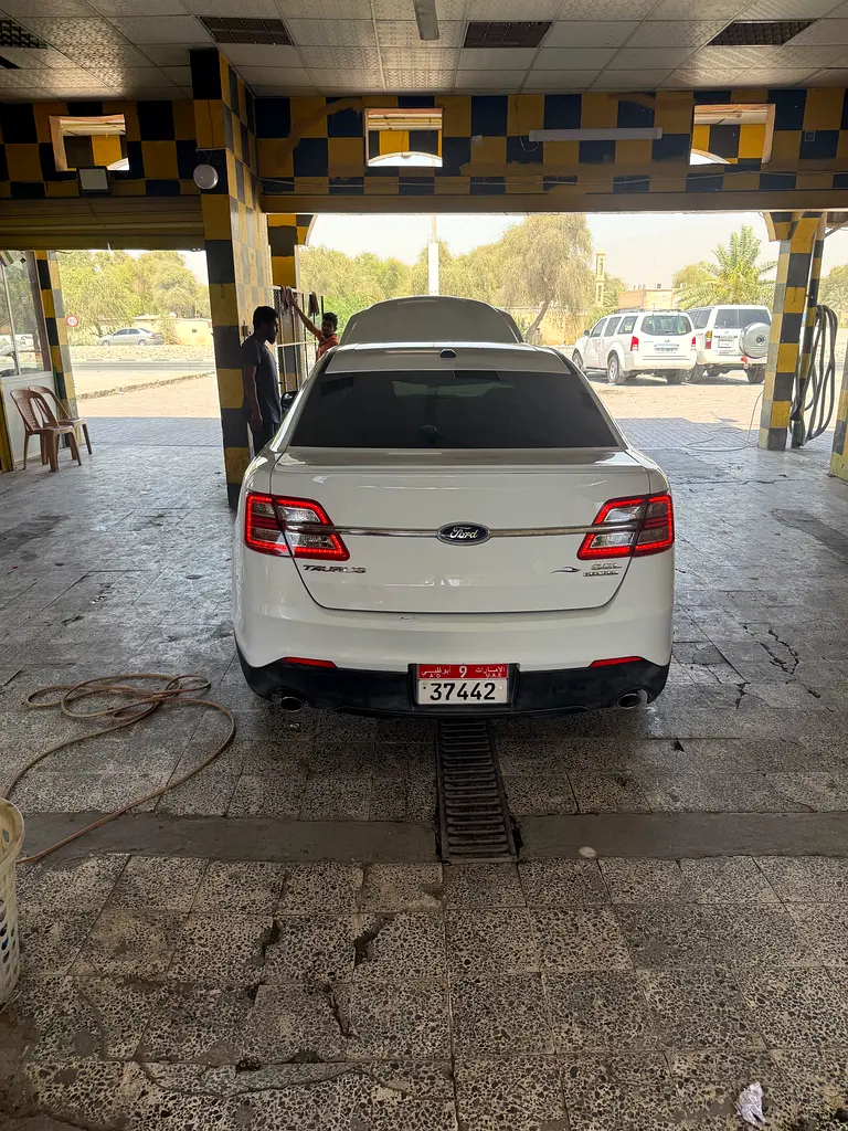 Ford Taurus 2014 — photo 1 of 7