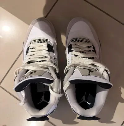 BARELY USED - AIR JORDAN 4 MILITARY BLACK US 9.5
