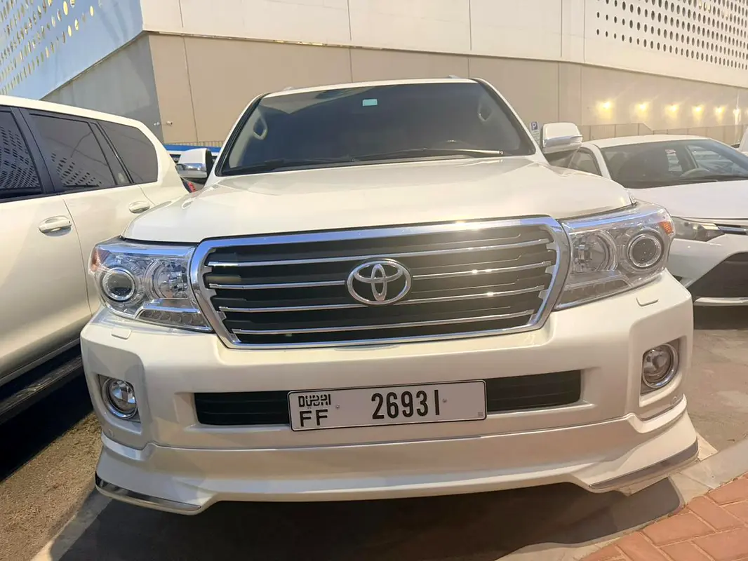 Toyota Land Cruiser 2013 — photo 1 of 8