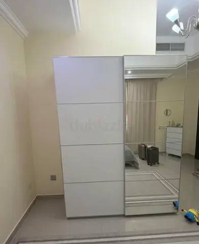 للبيع خزانة ملابس IKEA مع مرايا/White Sliding Door Wardrobe with Full-Length Mirror - Good Condition