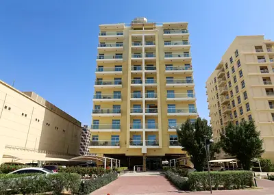 شقة كبيرة بثلاث غرف نوم للإيجار