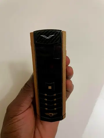 Vertu signature s-816609 Luxury Feature Phone – Gold/Black, Good Condition