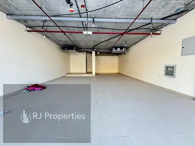 LUXURY SHOP very prime lecation business area ready to move only jest 82k