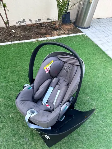 Almost-new infant car seat Cybex cloud z with newborn insert and ISOFIX base (grey)