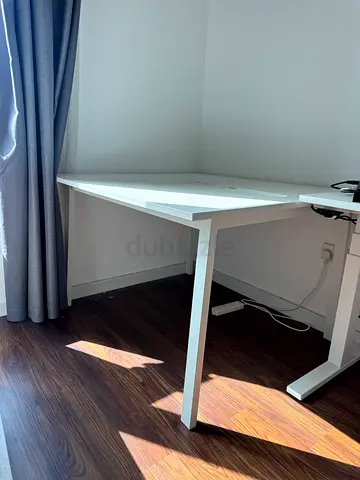 White corner/office desk in good condition