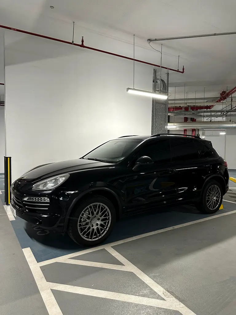 Porsche Cayenne 2011 — photo 1 of 9