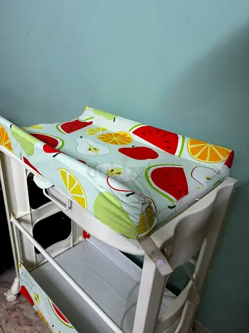 White baby bath tub cum changing table with fruit-print changing mat - good condition
