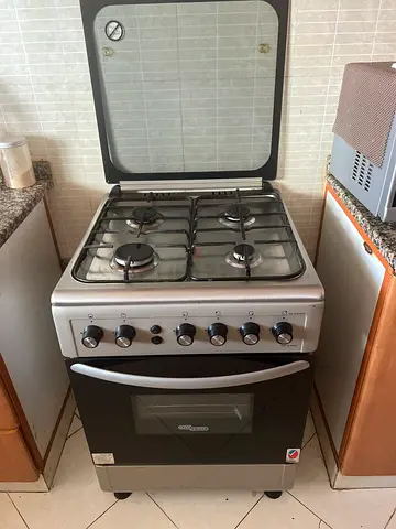 Freestanding 4-Burner Gas Cooker with Oven - Good Working Condition