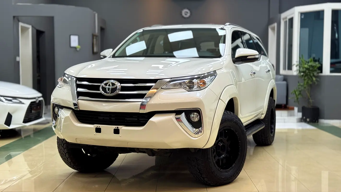 Toyota Fortuner 2017 — photo 1 of 13