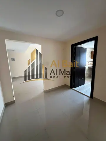 Apartment for rent: 2 bedrooms and a living room, second tenant. It includes a balcony and free parking inside the building. The building is modern and built in 2024. The apartment is clean and suitab