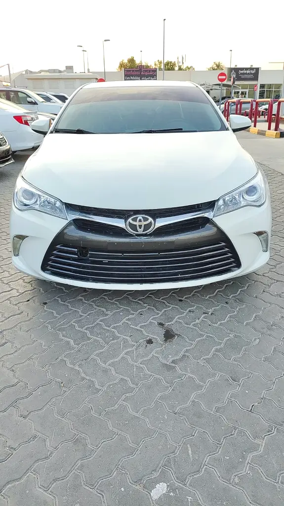 Toyota Camry 2017 — photo 1 of 19
