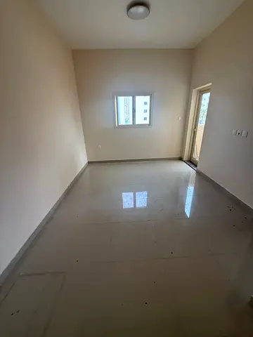 فرصة لا تعوض بكورنيش عجمان! شقة غرف وصالة للإيجار السنوي ✨ عش الرفاهية في موقع استثنائي! شقة غير مفروشة (تاني ساكن) تتميز بنظافتها ومساحتها