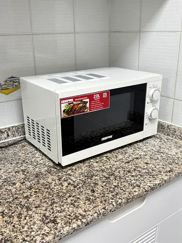 GEEPAS Compact 20L Whirlpool Microwave - Good Condition