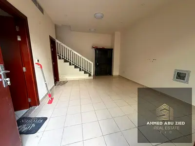 3غرفة منهم غرفة ماستر صالة كبيرة مطبخ واسع حمامات متعددة بلكون اطلالة مفتوحة باركن خاص حديقة تكييف مركزي تسهيلات في الدفع قريب لمخرج دبي الشارقة